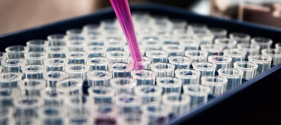 Forschungslabor mit wissenschaftlichen Experimenten und Laborgeräten