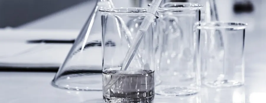 Wissenschaftler bei der Forschungsarbeit im Labor – Auftragsforschung im Rahmen der Forschungszulage