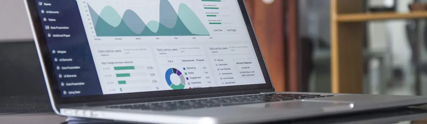 Moderne Zeiterfassungs-Software auf Laptop und Tablet