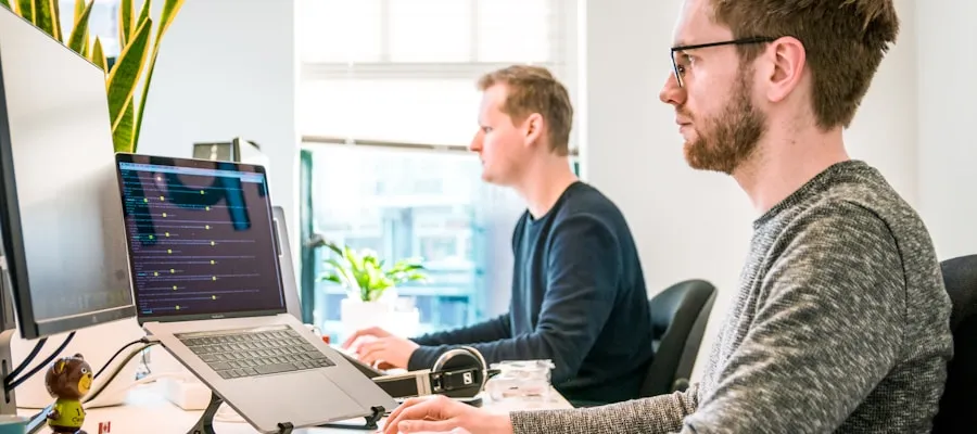 Entwicklerteam bei der gemeinsamen Projektarbeit in einem modernen Büro