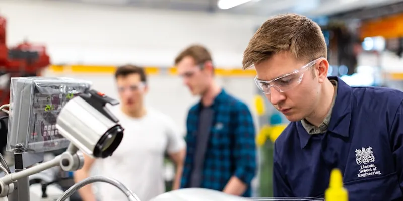 Ingenieur bei der Strukturanalyse und Materialprüfung von 3D-Druck-Bauteilen